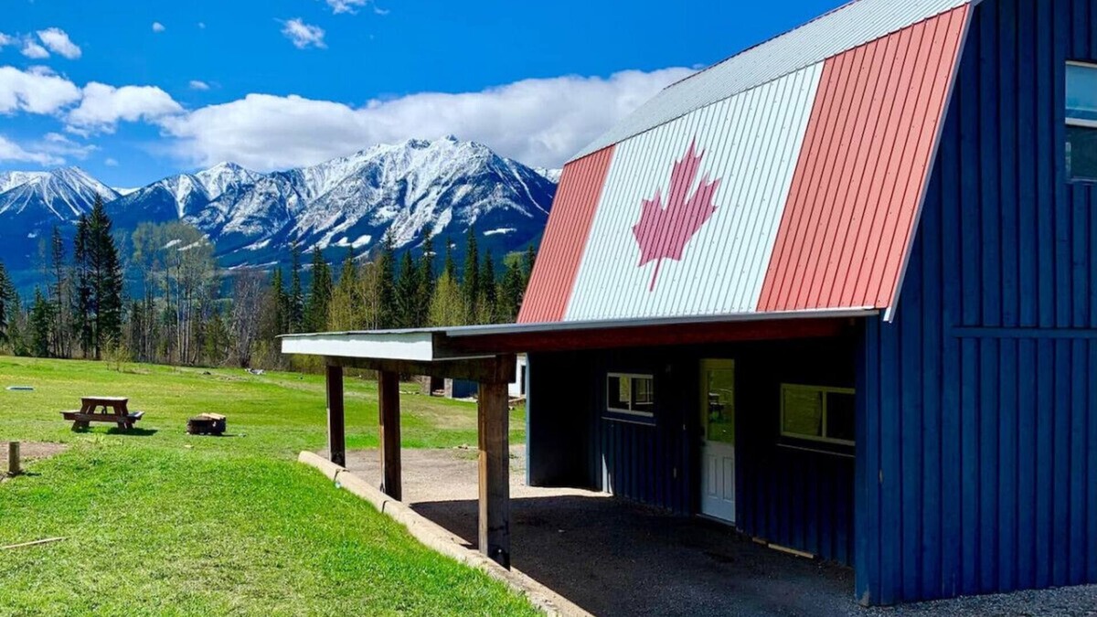 Golden House | Maple Ranch Tiny House/Cabin WiFi Sleeps 4 Golden