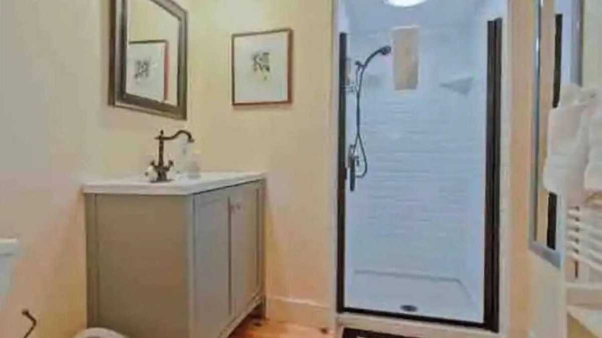 Northampton Apartment | Maple Suite- Private Ground Floor Apartment in front of Smith College