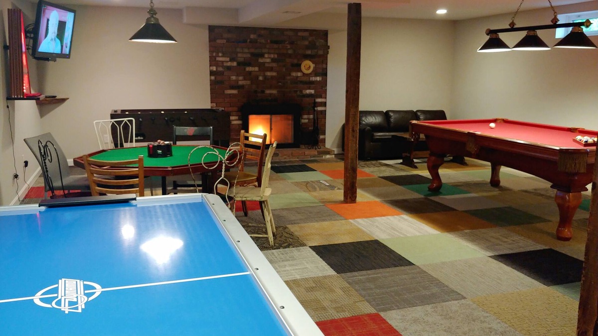 North Conway House | Maple View House, 3 fireplaces, sauna, game room, 4 living rooms, 4 TVs, grill