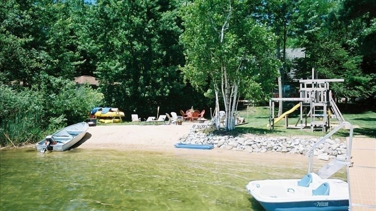 Interlochen Cottage | Maple Woods Cottage on beautiful Bass Lake #PSTR 22-071n6 adults/2 children