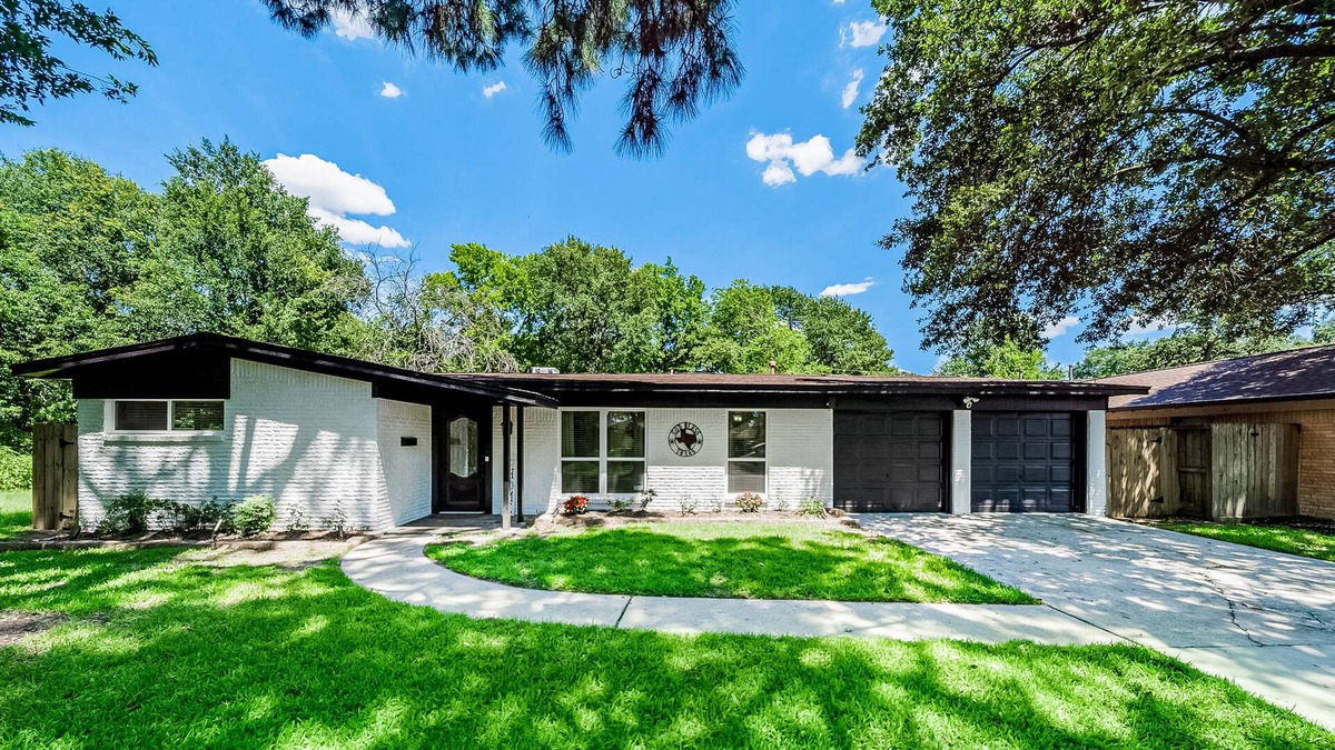 Spring Branch West House | Mapleton Place | House in Houston with fireplace, patio, & W/D