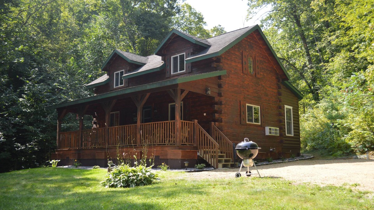 Ferryville Cabin | Maplewood Cabin: Secluded Romance with Private Hot Tub while Star Gazing.