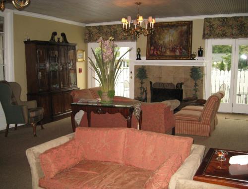 Saugatuck Bed & Breakfast | Maplewood Hotel