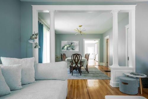 Walworth House | Maplewood Manor - Chic 6 BDR Downtown Walworth