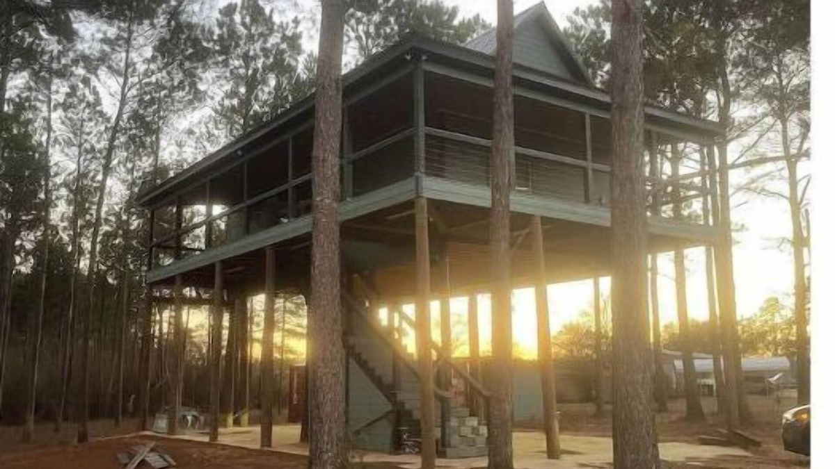 Magnolia Cabin | Mar I-Wilya Treehouse, 18ft off of the ground sits on 54 acres.