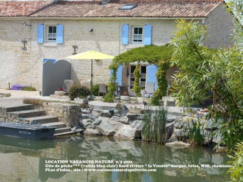 La Taillee House | MARAIS POITEVIN bord rivière pêche ,barque, vélos, wifi, linge, cheminée, cuisine, terrain de boules