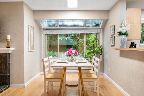 Redmond House | #Marbella Lane - Cozy Forest Cabin Min from DWNTN