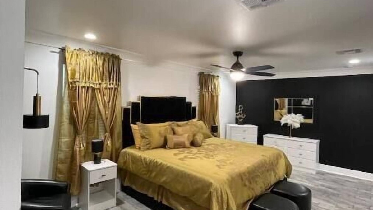 Plum Orchard House | MardiGras Modern 4bedrm Home Wi-Fi free parking