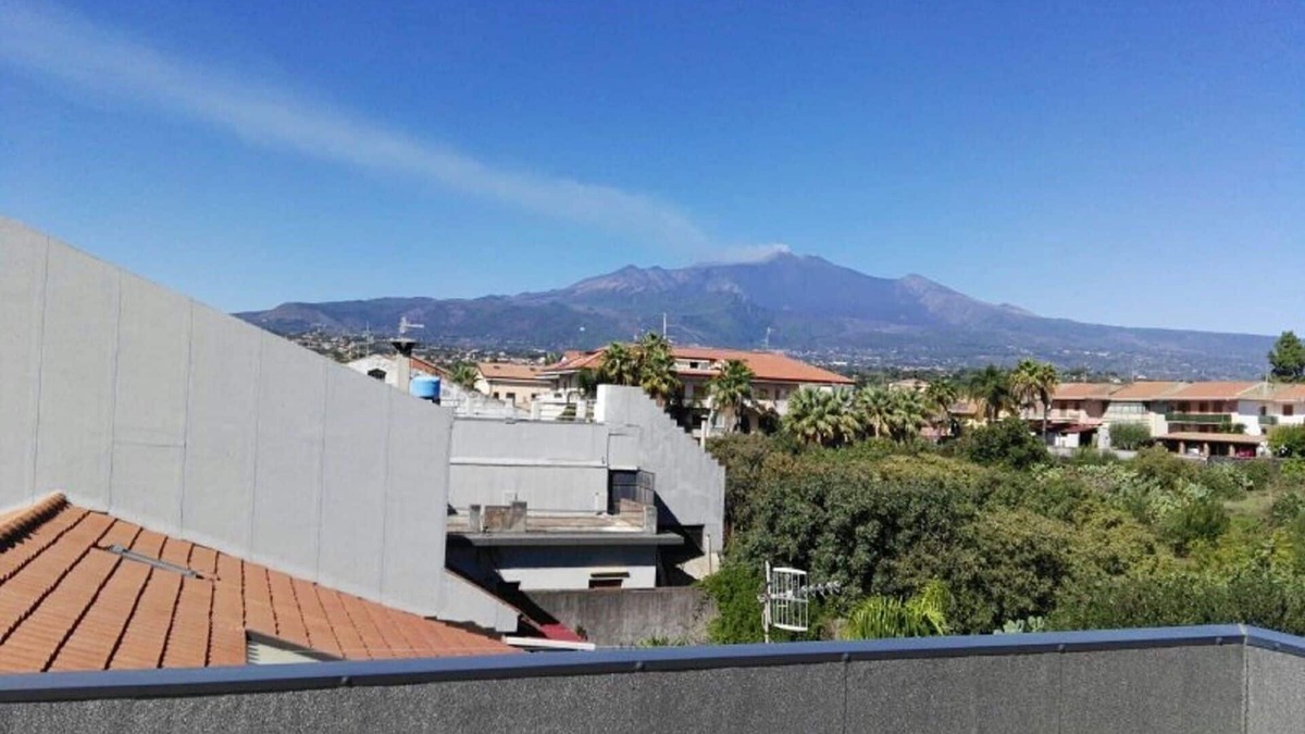 Stazzo House | Marigré beautiful vacation home by the sea, garden, relaxation, Wi-fi & terrace overlooking Etna