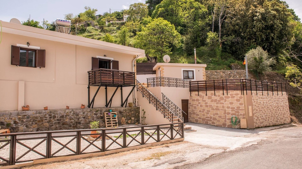 Elos House | Marika Traditional Home is situated in Élos with mountain views.