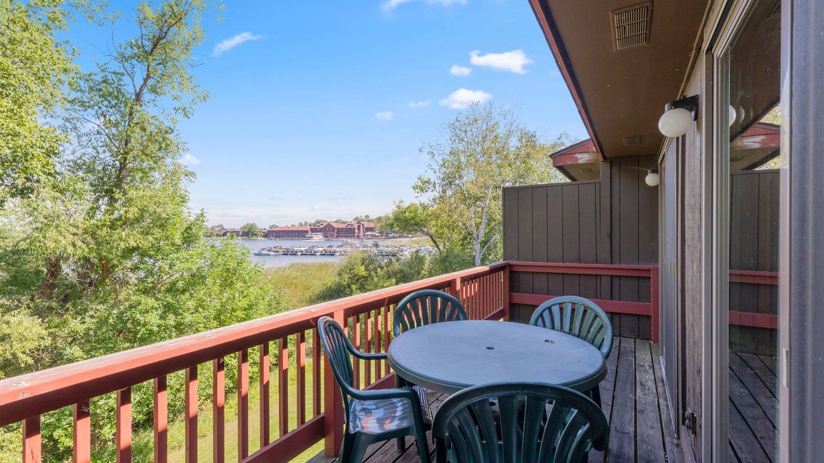 Breezy Point Condo | Marina Bay 2BR Condo w/Garage and Lake Views