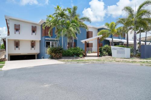 Mackay Harbour Apartment | Marina Beach Holiday Home