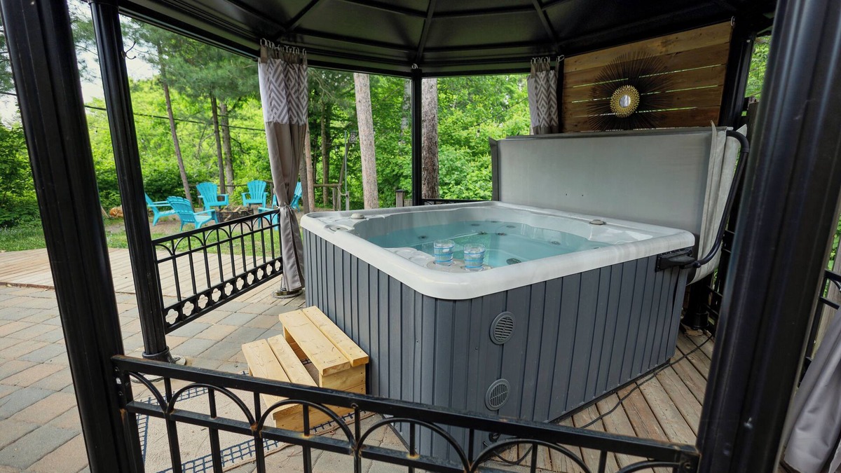 Sturgeon Falls House | Marina Boutique - Cute 2BR Rancher with HOT TUB