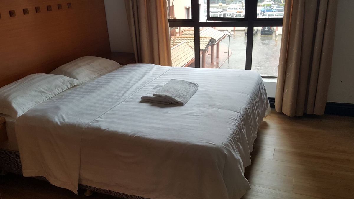 Downtown Kota Kinabalu Apartment | Marina Court 3bedroom Apartment Sleep 6pax Pool View with kitchen and balcony
