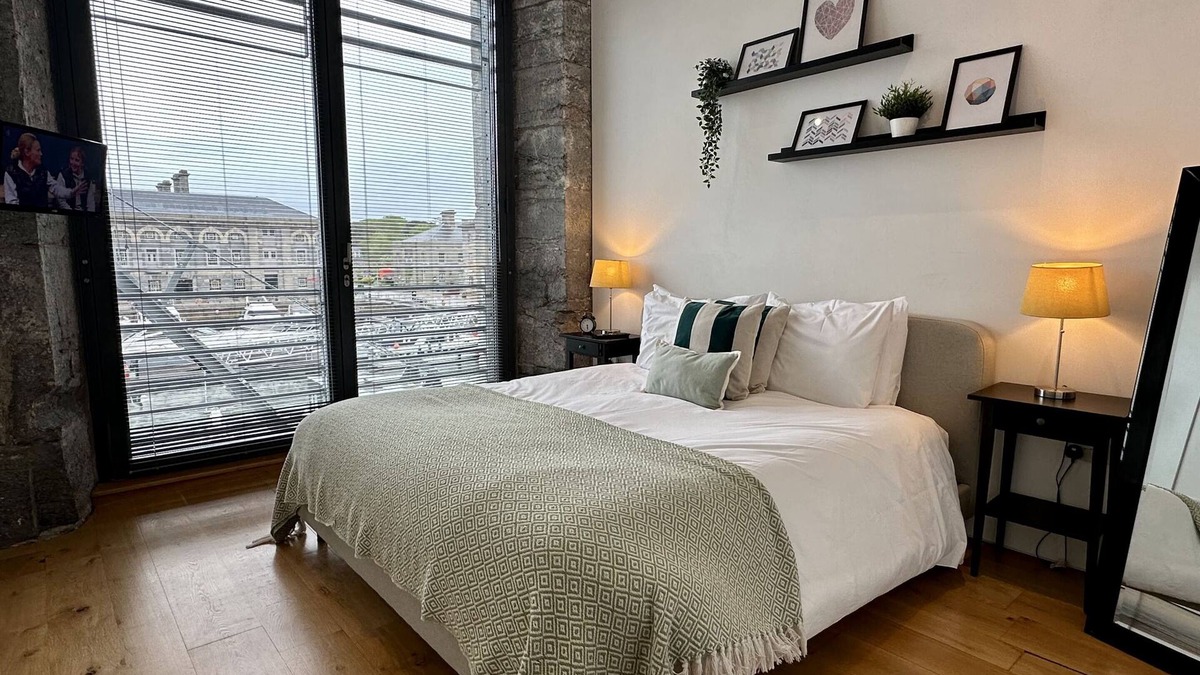 Plymouth Apartment | Marina View - Royal William Yard