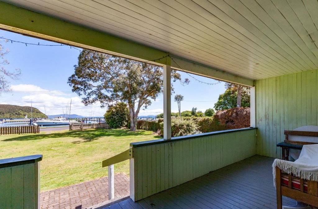 Motuoapa House | Marina Views - Motuoapa Bach