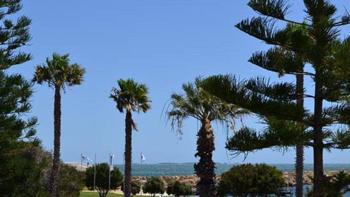 South Fremantle Apartment | MARINE TERRACE BEACH STUDIO Spring sale $155 A NIGHT! (SAVE 10%)