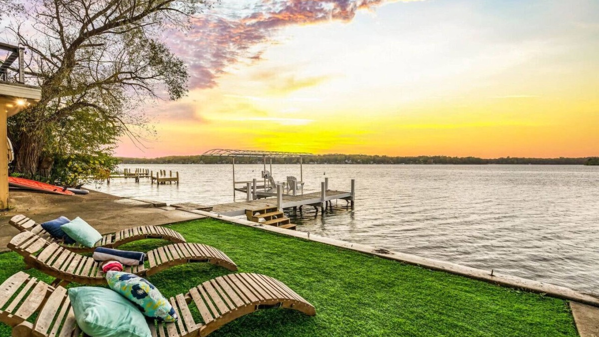 Delafield House | Mariner Harbor: 5BR Lake House, Pontoon Rental, Walk to beach