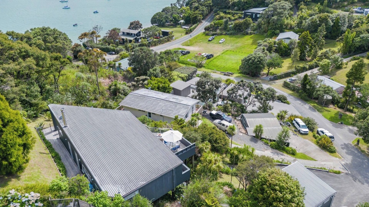 Parekura Bay House | Mariner's Lookout-Parekura Bay 3 bedroom house with separate sleepout