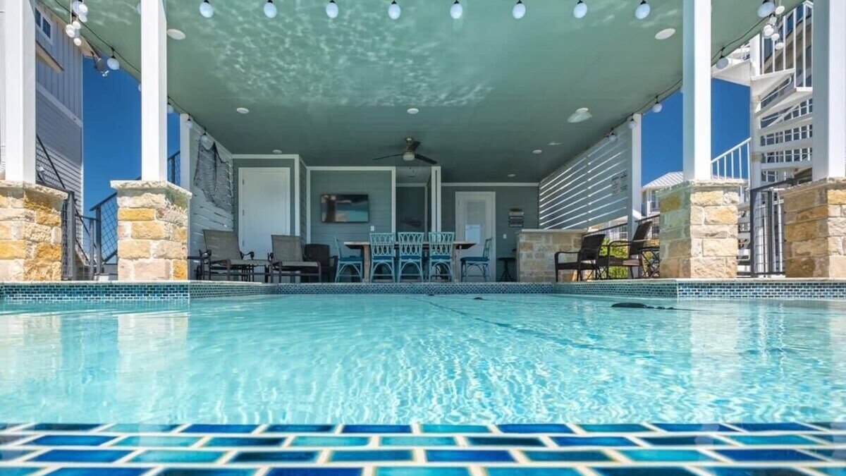 Kingsland House | Mariner's Manor-Lakefront w/Pool & Boat Lift