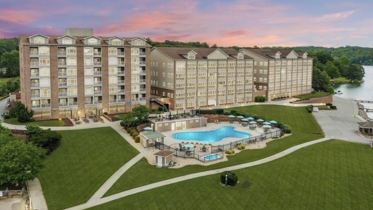 Huddleston Condo | Mariners Landing Condo at SML. AMENITY OVERLOAD!
