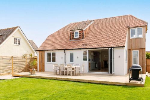 East Wittering House | Mariners: Stylish Beachside Getaway with Sea Views
