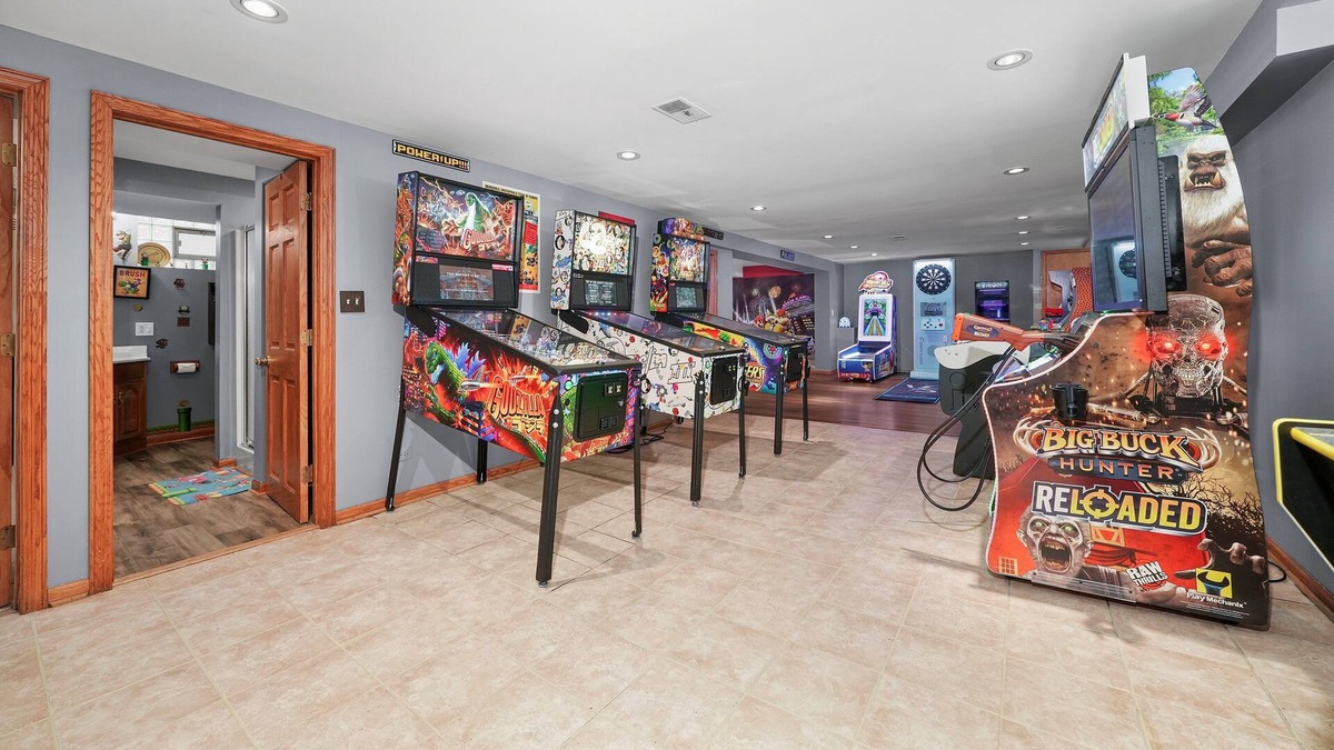 Garfield Ridge House | ⭐️ Mario's Pad ⭐️ Hot tub, Spa,Arcade 20 mins to city center 5 king beds
