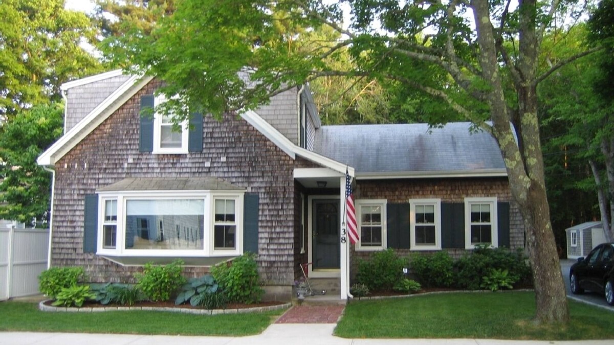 Marion Center House | Marion Village's Very Best Cape Home: close to Tabor Academy