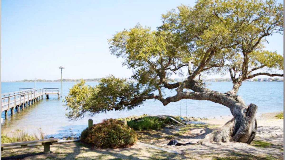 Sneads Ferry Cottage | Mariposa Coastal Cottage, minutes to N Topsail Beach, and Chadwick Bay, NC