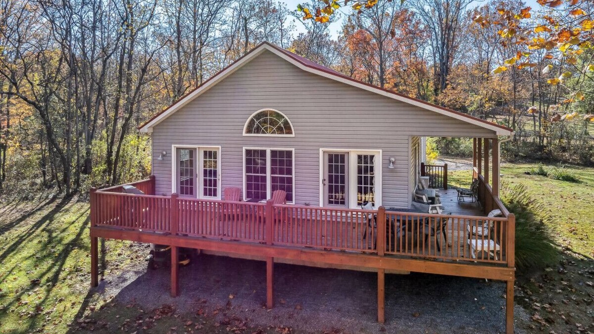 Berkeley Springs House | Mariposa Moon - creekside| grill | wifi| fire pit | covered porch