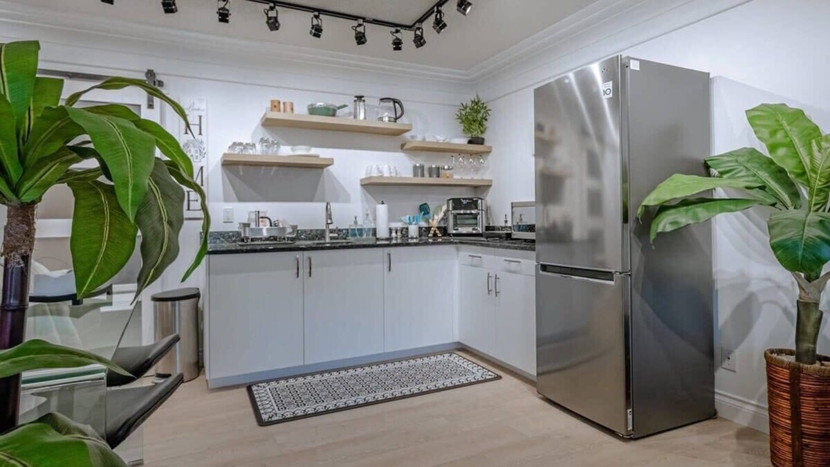 Regional District of Nanaimo House | Mariposa Suite-Lrg Studio Ground Suite with garden