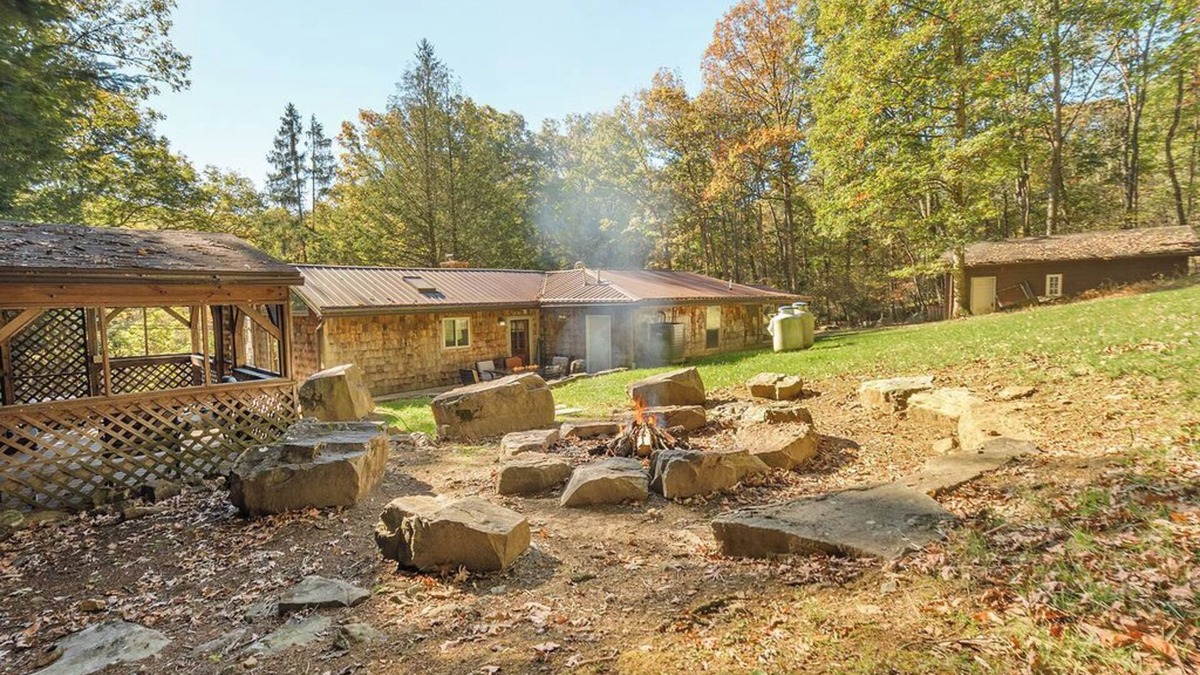 Farmington House | Mark's Retreat | 4BR, 3BA, Hot Tub, Fireplace, Fenced Yard!