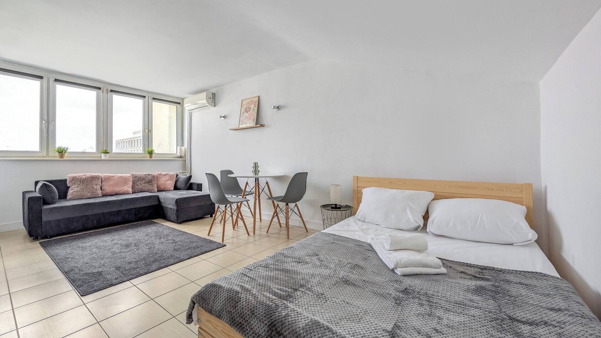 Wroclaw City Center Apartment | Market Square View Studio