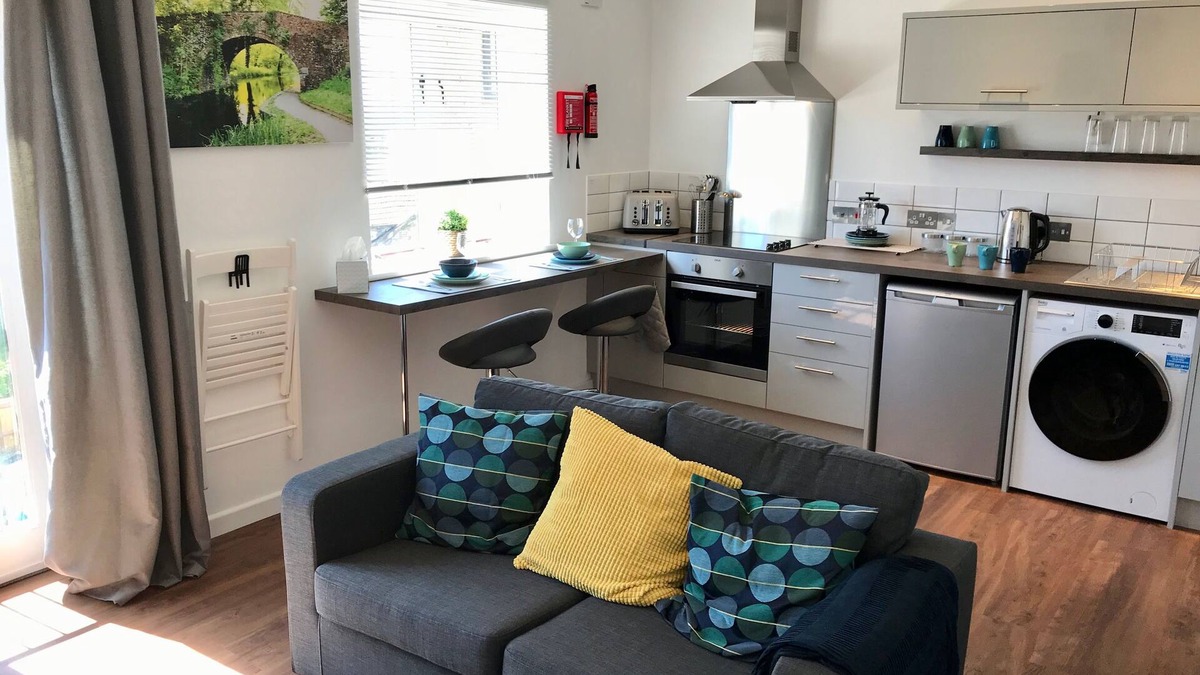 Stroud Apartment | Market Town Apartment on the edge of the Cotswolds - VERIFIED KEY WORKERS ONLY