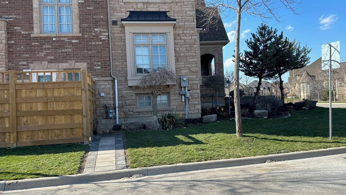 Markham Apartment | Markham Comfort Stay – 3 King Beds, 2 Baths, Close to Golf & Trails