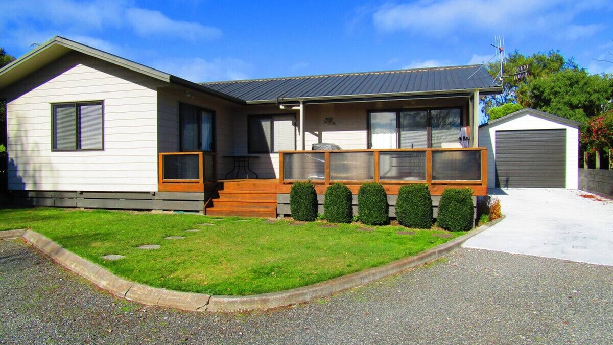 Wharewaka House | Marlow Grove with a Short walk to Lake, Quiet cul de sac location