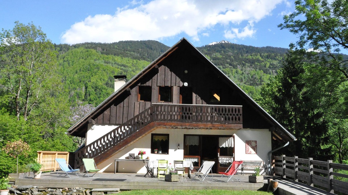 Queige House | Marolland barn with wolves