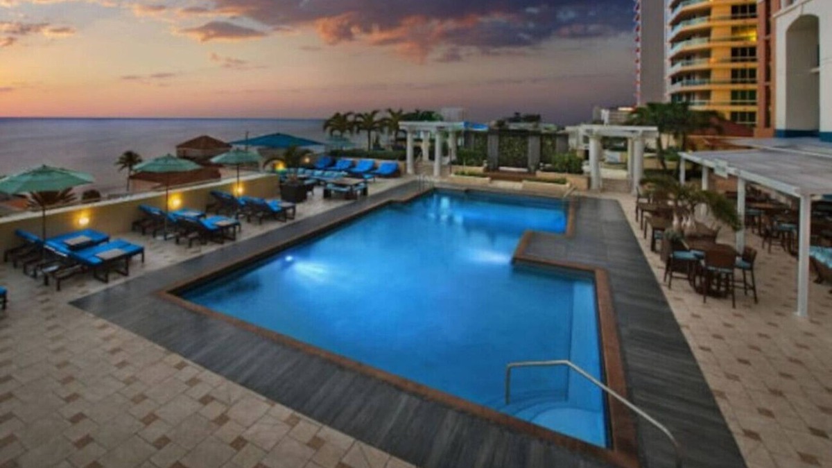 Central Beach Condo | Marriott's BeachPlace Towers Luxury Guest Room Sl