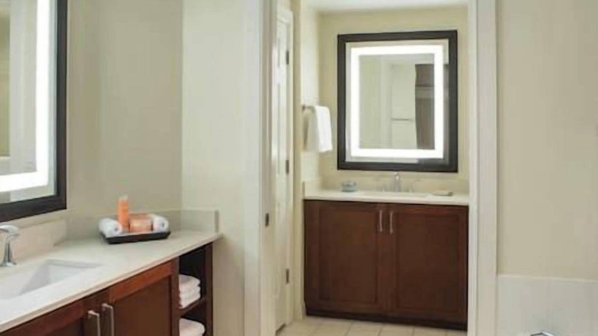 Bermuda Riviera Resort | Marriott's BeachPlace Towers, Beach, Pool, Hot Tub