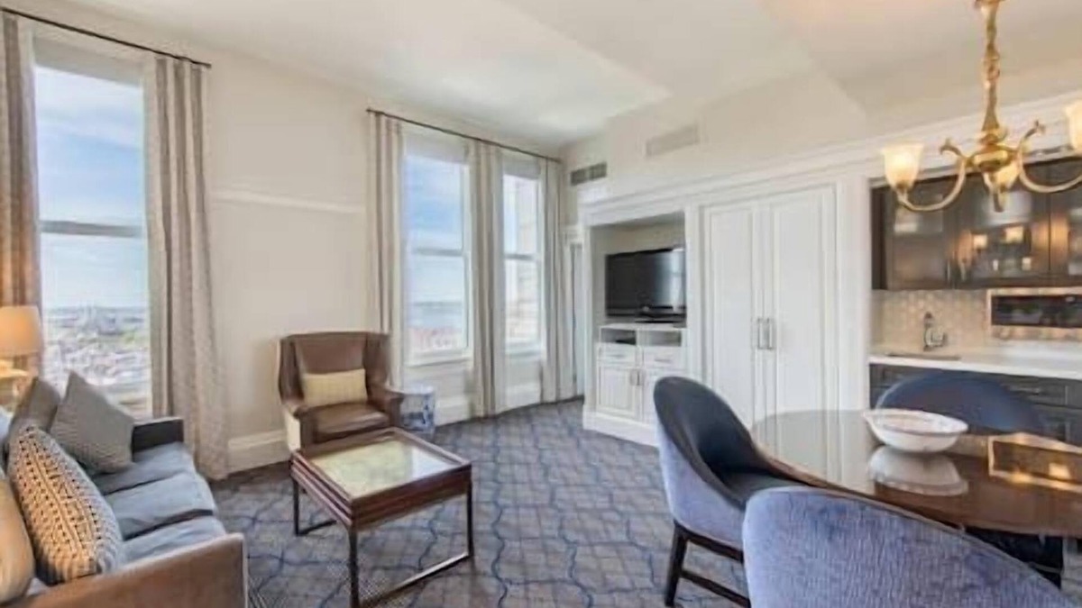 Downtown Boston Hotel | Marriott's Vacation Club. Pulse at Custom House Boston