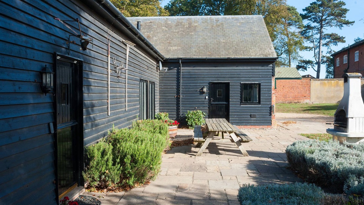 Sudbourne Ski Chalet | Marshlands - Seven Bedroom Barn, Sleeps 16 with hot tub