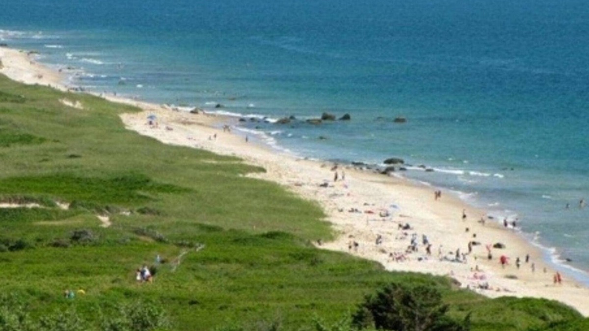 Aquinnah House | Martha's Vineyard Cozy Getaway Near Picturesque Philbin Beach