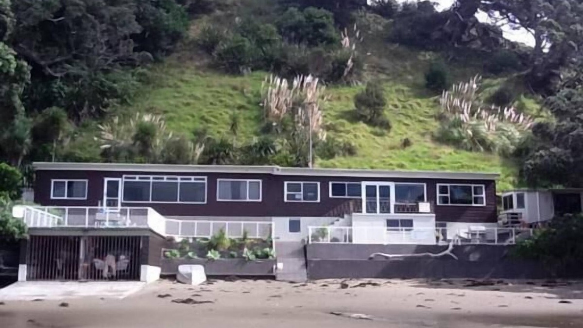 Mahurangi East House | Martins Bay - quiet Kiwiana Bach on the Beach - ideal for children