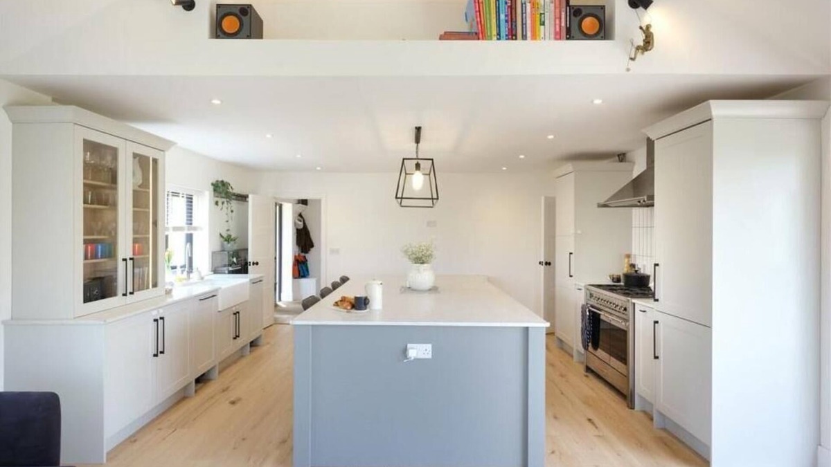 Axford House | Marvellous Marlborough Views with Hot Tub - Great walks, food and shopping
