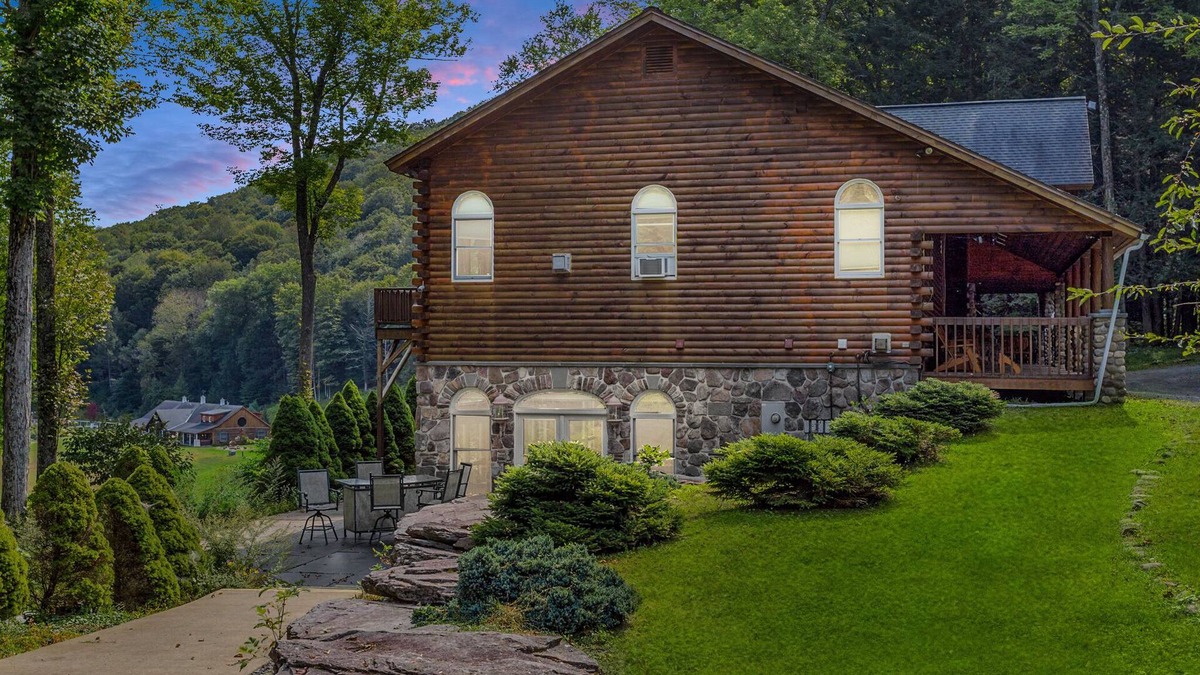 Fishs Eddy House | Marvelous 5-bedroom house in Fishs Eddy with AC, fitness room, WiFi