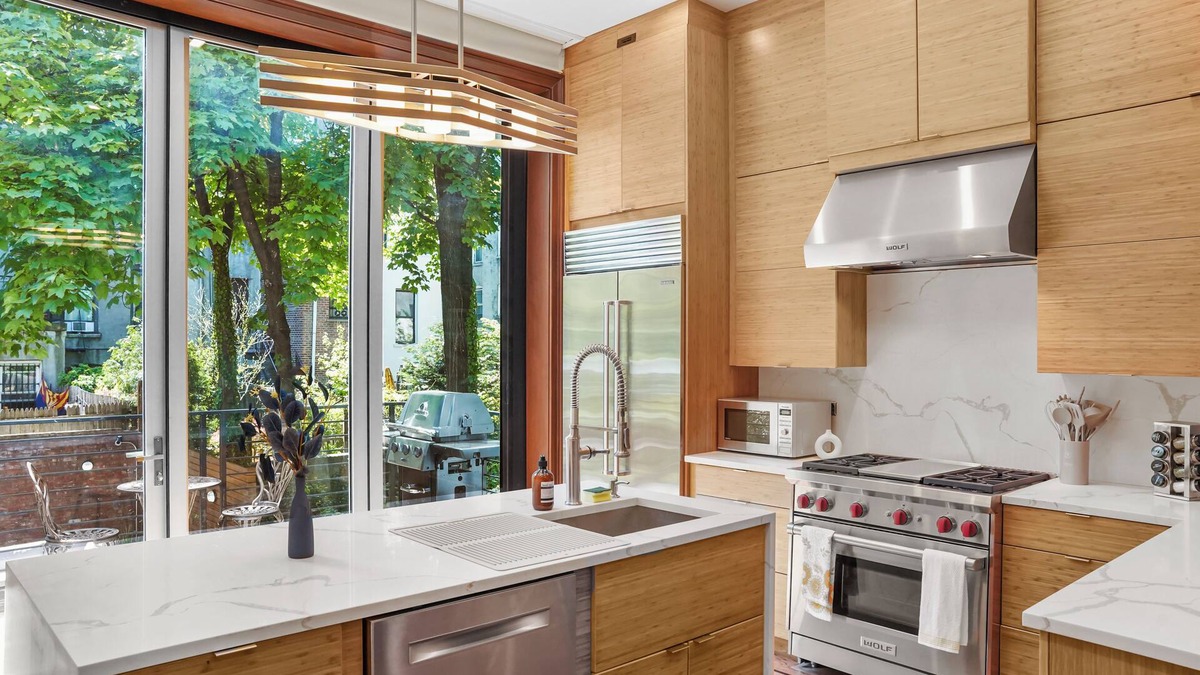 Upper Manhattan Apartment | Marvelous 6-bedroom apartment with Chef's Kitchen and Backyard Access in NYC