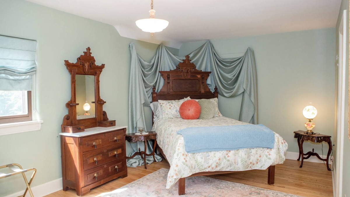 Richfield House | Marvelous lakefront 4-bedroom historical estate in Richfield with AC.