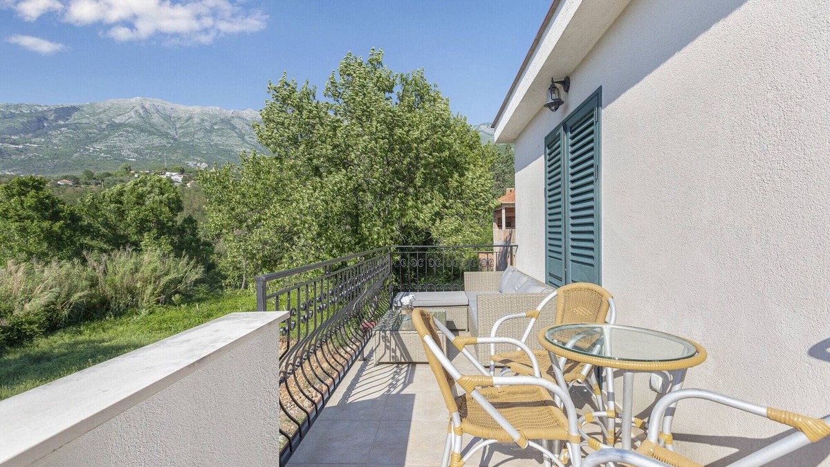 Radanovici Villa | Marvelous Villa with View and Jacuzzi in Kotor