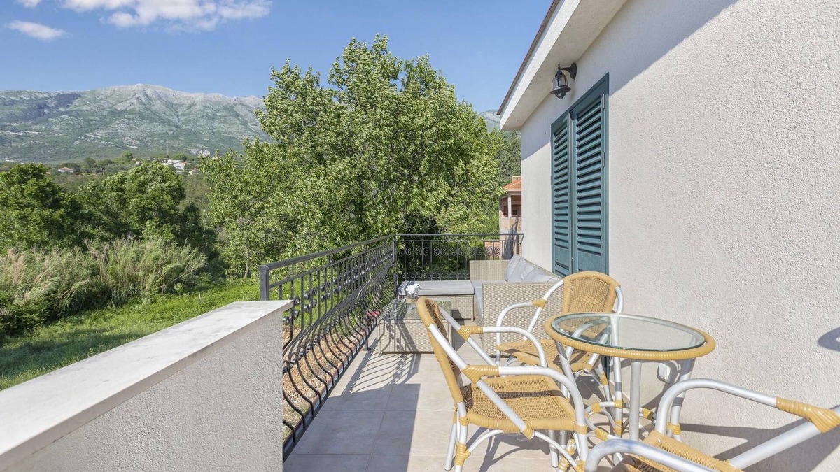 Radanovici Villa | Marvelous Villa with View and Jacuzzi in Kotor