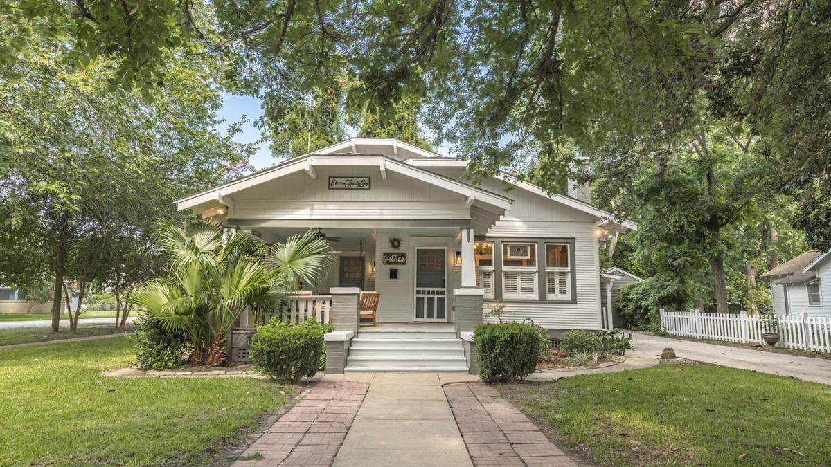 Columbus House | "Mary's Nest" Bungalow in Downtown Columbus, TX